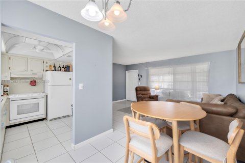 Condo in Pompano Beach, Florida, 2 bedrooms  № 1877714 - photo 9