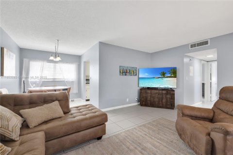 Condo in Pompano Beach, Florida, 2 bedrooms  № 1877714 - photo 6