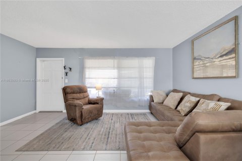 Condo in Pompano Beach, Florida, 2 bedrooms  № 1877714 - photo 7