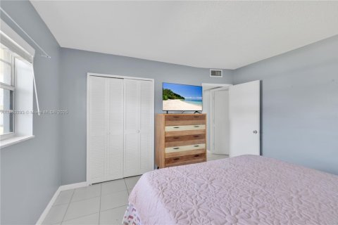 Condo in Pompano Beach, Florida, 2 bedrooms  № 1877714 - photo 13
