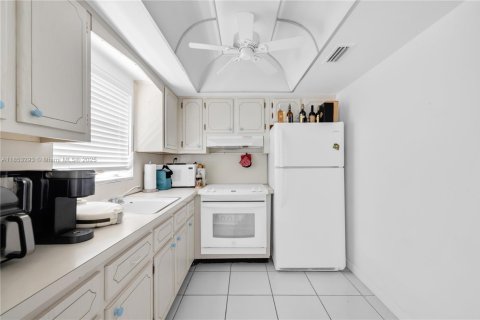 Condo in Pompano Beach, Florida, 2 bedrooms  № 1877714 - photo 10