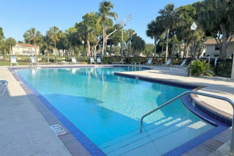 Townhouse in Lake Clarke Shores, Florida 2 bedrooms, 127.65 sq.m. № 1142294 - photo 1