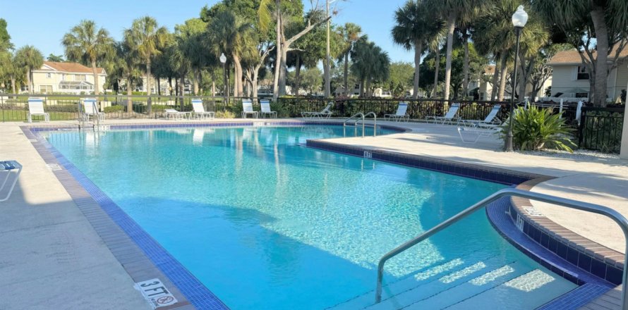 Townhouse in Lake Clarke Shores, Florida 2 bedrooms, 127.65 sq.m. № 1142294