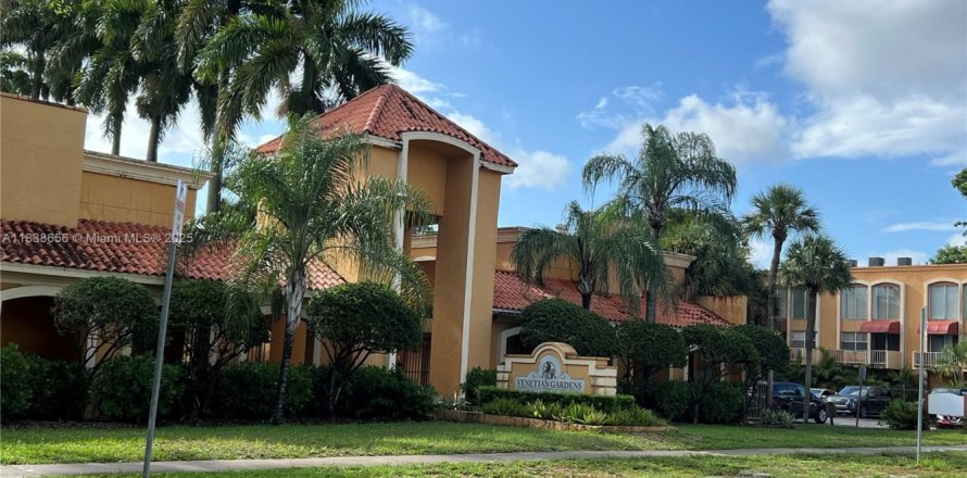 Condo in Hialeah Gardens, Florida, 2 bedrooms № 1826027