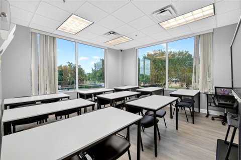 Immobilier commercial à vendre à Orlando, Floride: 215.9 m2 № 2306143 - photo 3