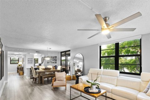 Condo in Pembroke Pines, Florida, 2 bedrooms № 2058396 - photo 6