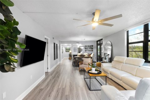 Condo in Pembroke Pines, Florida, 2 bedrooms № 2058396 - photo 7