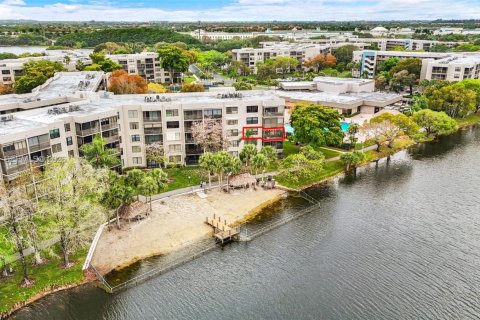 Condo in Pembroke Pines, Florida, 2 bedrooms № 2058396 - photo 25