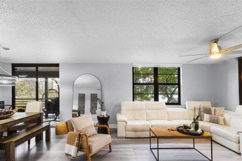 Condo in Pembroke Pines, Florida, 2 bedrooms № 2058396 - photo 4