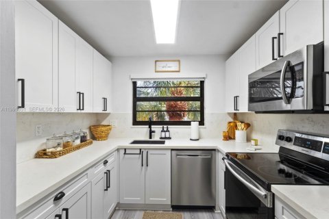 Condo in Pembroke Pines, Florida, 2 bedrooms № 2058396 - photo 3