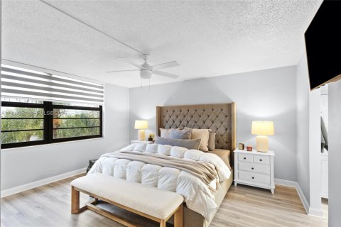 Condo in Pembroke Pines, Florida, 2 bedrooms № 2058396 - photo 13