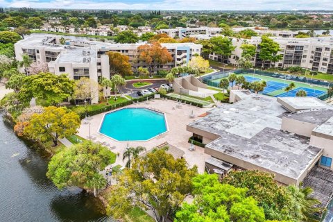 Condo in Pembroke Pines, Florida, 2 bedrooms № 2058396 - photo 24