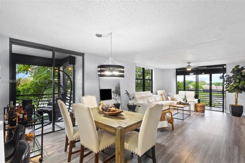 Condo in Pembroke Pines, Florida, 2 bedrooms № 2058396