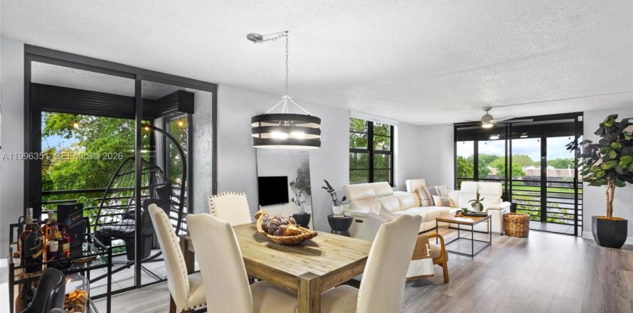 Condo in Pembroke Pines, Florida, 2 bedrooms № 2058396