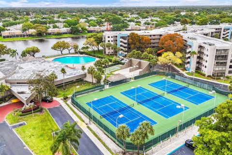 Condo in Pembroke Pines, Florida, 2 bedrooms № 2058396 - photo 23