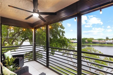 Condo in Pembroke Pines, Florida, 2 bedrooms № 2058396 - photo 9