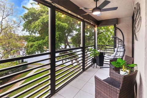 Condo in Pembroke Pines, Florida, 2 bedrooms № 2058396 - photo 11