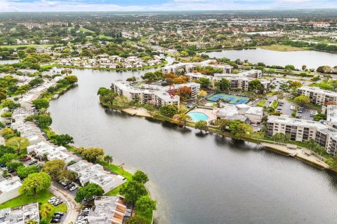Condo in Pembroke Pines, Florida, 2 bedrooms № 2058396 - photo 26