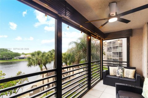 Condo in Pembroke Pines, Florida, 2 bedrooms № 2058396 - photo 10