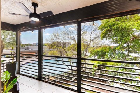 Condo in Pembroke Pines, Florida, 2 bedrooms № 2058396 - photo 12