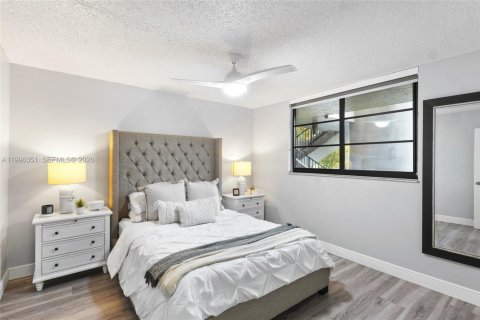 Condo in Pembroke Pines, Florida, 2 bedrooms № 2058396 - photo 18