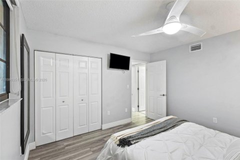 Condo in Pembroke Pines, Florida, 2 bedrooms № 2058396 - photo 15