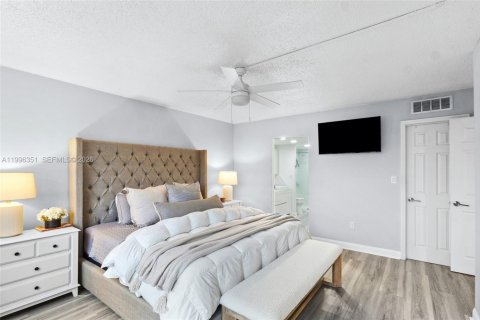 Condo in Pembroke Pines, Florida, 2 bedrooms № 2058396 - photo 14