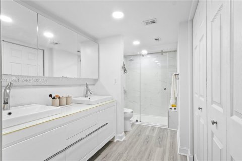 Condo in Pembroke Pines, Florida, 2 bedrooms № 2058396 - photo 16