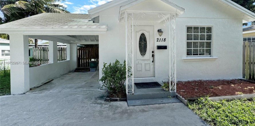 House in Hollywood, Florida 3 bedrooms, 94.76 sq.m. № 2043119