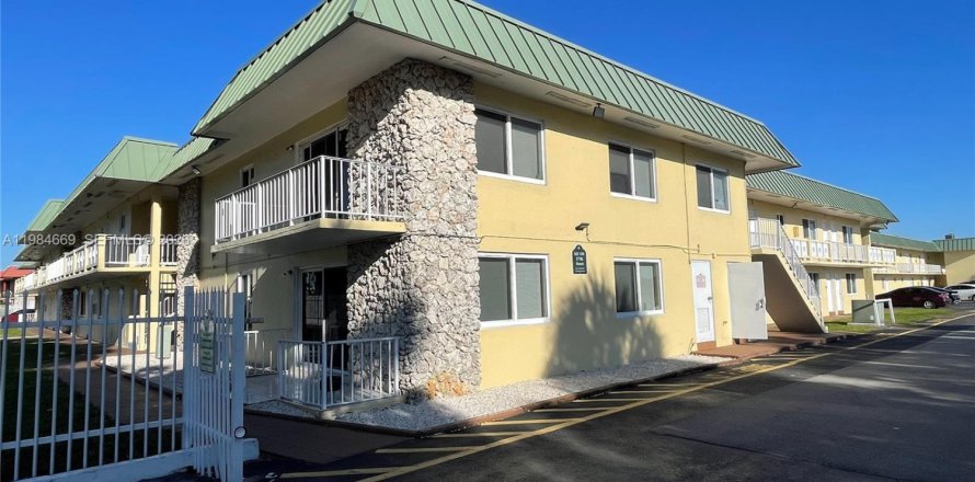 Condominio en Miami Gardens, Florida, 1 dormitorio  № 2048842