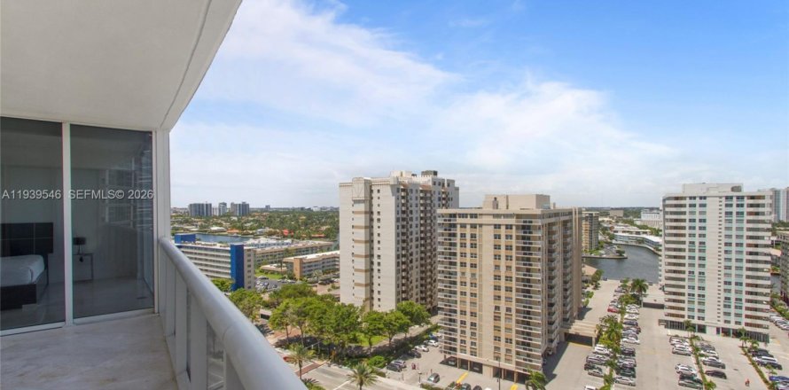 Condo in Hallandale Beach, Florida, 3 bedrooms  № 2052774