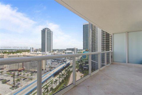 Condo in Hallandale Beach, Florida, 3 bedrooms  № 2052774 - photo 2