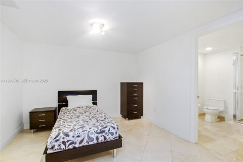 Condo in Hallandale Beach, Florida, 3 bedrooms  № 2052774 - photo 9