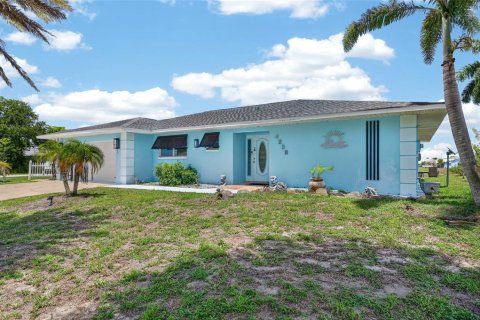 House in Port Charlotte, Florida 3 bedrooms, 144.56 sq.m. № 2116421
