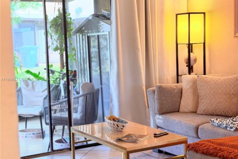 Condominio en venta en Pompano Beach, Florida, 2 dormitorios № 1989262 - foto 1