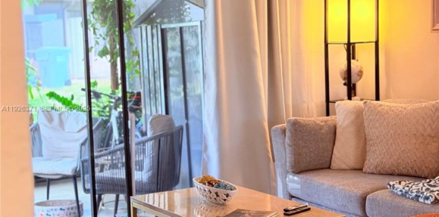 Condominio en Pompano Beach, Florida, 2 dormitorios № 1989262