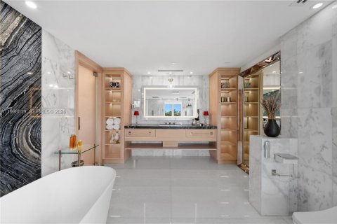 Casa en venta en Miami Beach, Florida, 4 dormitorios, 615.57 m2 № 2066172 - foto 24