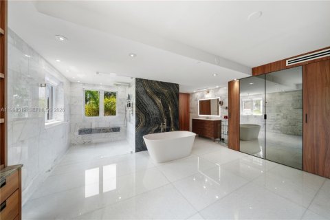 Casa en venta en Miami Beach, Florida, 4 dormitorios, 615.57 m2 № 2066172 - foto 18