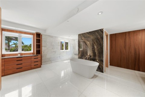 Casa en venta en Miami Beach, Florida, 4 dormitorios, 615.57 m2 № 2066172 - foto 19