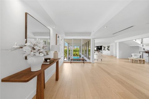 Casa en Miami Beach, Florida 4 dormitorios, 615.57 m2 № 2066172