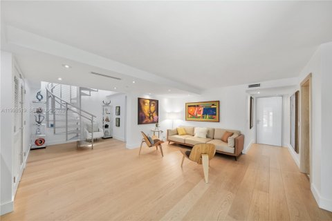 Casa en venta en Miami Beach, Florida, 4 dormitorios, 615.57 m2 № 2066172 - foto 15