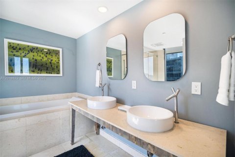 Condo in Miami, Florida, 2 bedrooms № 2252437 - photo 23