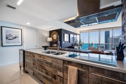 Condo in Miami, Florida, 2 bedrooms № 2252437 - photo 10