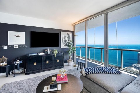 Condo in Miami, Florida, 2 bedrooms № 2252437 - photo 2
