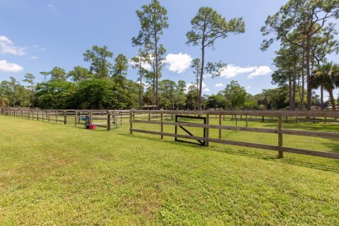 Commercial property in Loxahatchee Groves, Florida 6 bedrooms, 419.55 sq.m. № 1103256 - photo 1