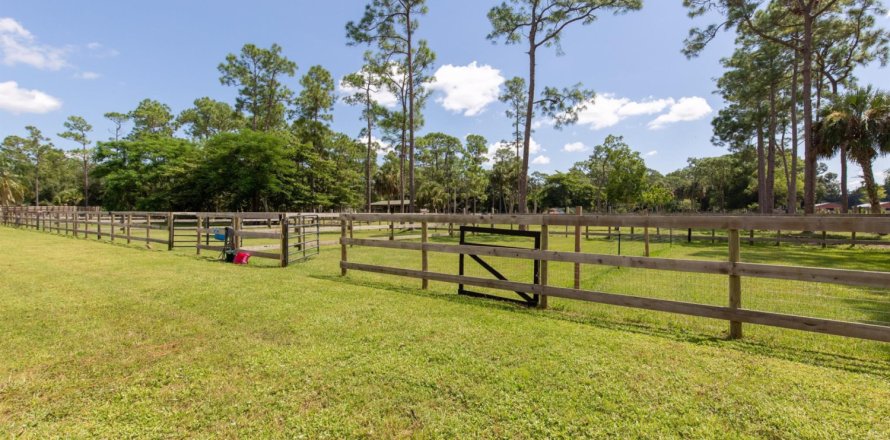 Commercial property in Loxahatchee Groves, Florida 6 bedrooms, 419.55 sq.m. № 1103256
