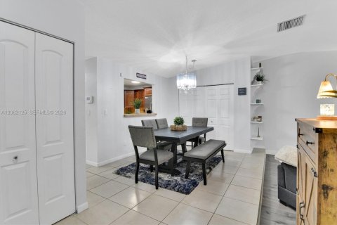 Villa ou maison à vendre à Miami, Floride: 2 chambres, 114.83 m2 № 2253892 - photo 26