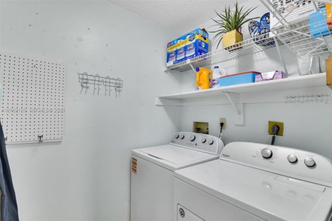 Villa ou maison à vendre à Miami, Floride: 2 chambres, 114.83 m2 № 2253892 - photo 16