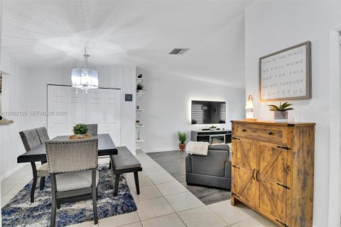 Villa ou maison à vendre à Miami, Floride: 2 chambres, 114.83 m2 № 2253892 - photo 9