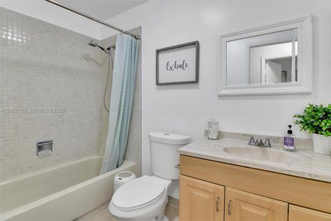 Villa ou maison à vendre à Miami, Floride: 2 chambres, 114.83 m2 № 2253892 - photo 15